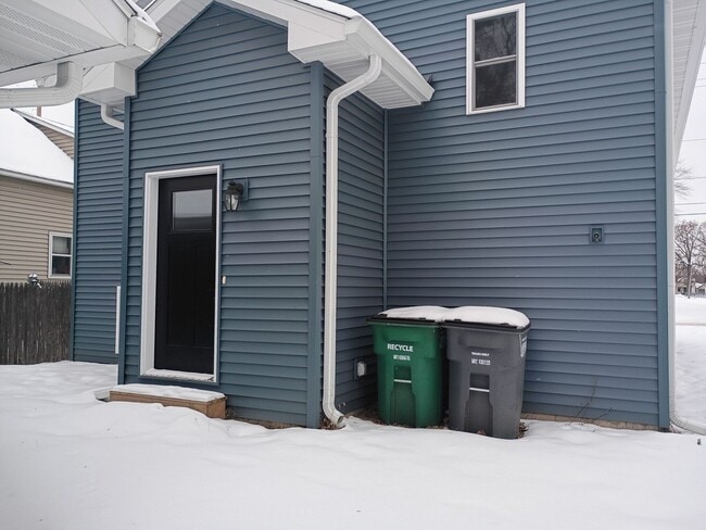 Building Photo - 3 Bed, 3 Bath, House