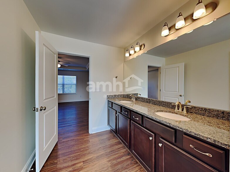 Building Photo - 2105 Overlake Cir