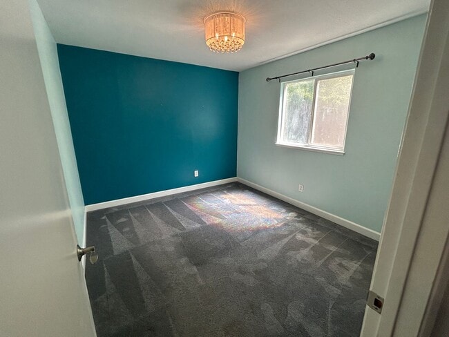 Building Photo - Quaint 1 Bedroom near Condon Park