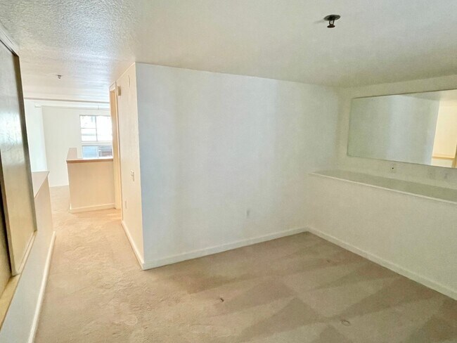 Building Photo - HUGE 2 Level 2br/1.5Ba Loft, High Ceilings...