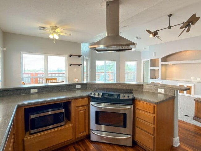 Building Photo - 2572 Gulf Breeze Ave