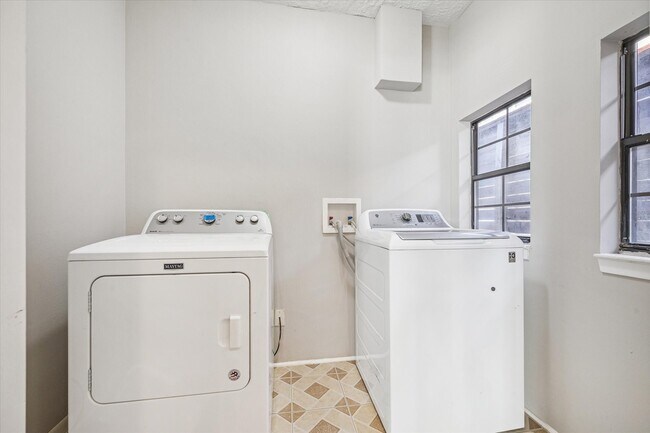 Building Photo - 2712 W Holcombe Blvd