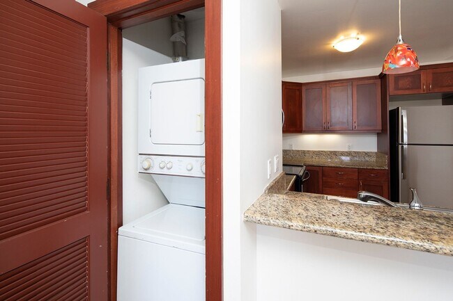 Building Photo - Gorgeous 2 Bed/2 Bath Point Loma Apartment - Views, W/D, Open Concept & More!