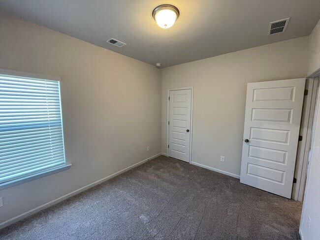 Building Photo - 7 Longbrook Dr.