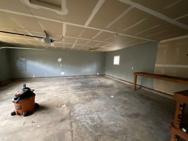 Building Photo - 5 Bedroom Home on 5 Acres!