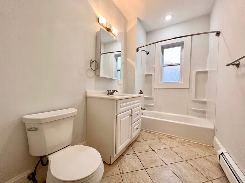 Building Photo - 15 Romsey St