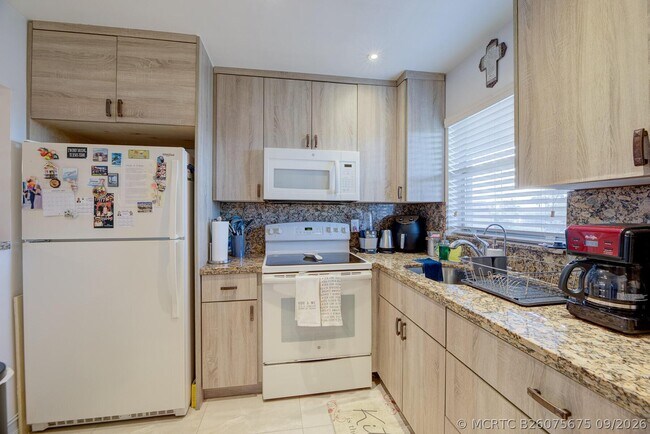 Building Photo - 6850 Royal Palm Blvd