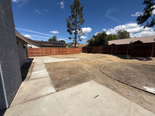 Building Photo - 4 bedroom 2 bath!