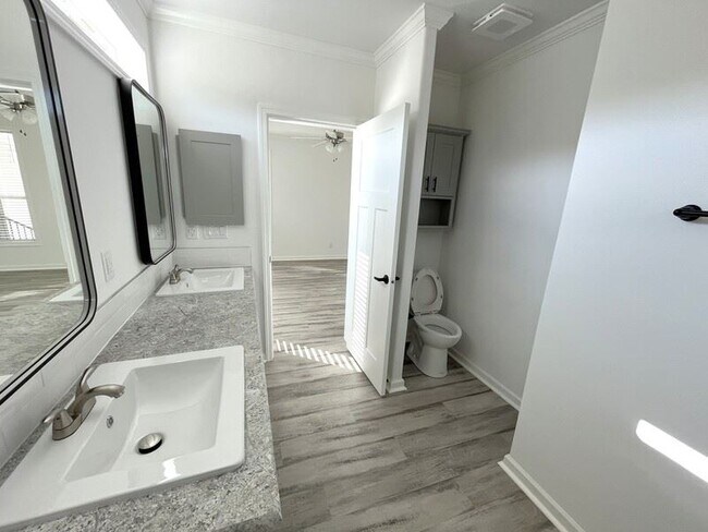 Building Photo - 1005 American Ln