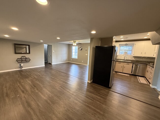 Building Photo - 6899 Jefferson Blvd