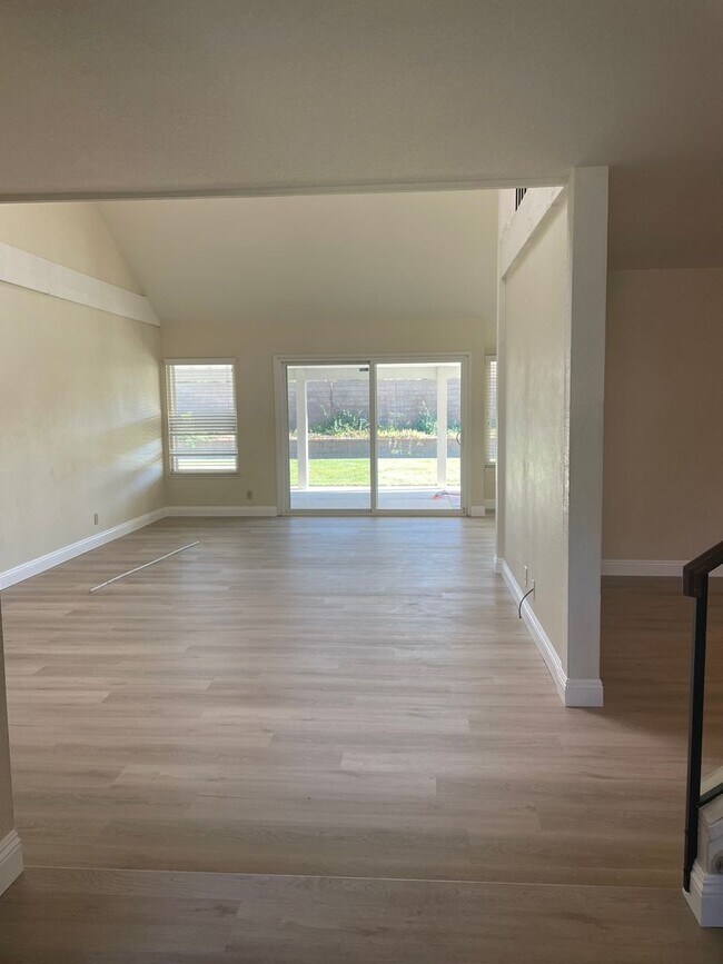 Building Photo - Gorgeous 4 Bedroom 2 Bathroom Home with Lo...