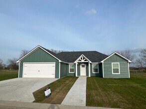 Building Photo - Stunning 3bd 2 ba house near 70 Bypass