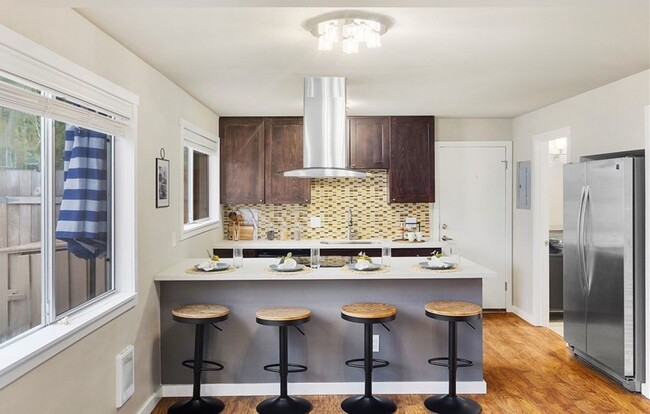 Building Photo - 3 Bed, 1.5 Bath, Remodeled Townhome is Ava...