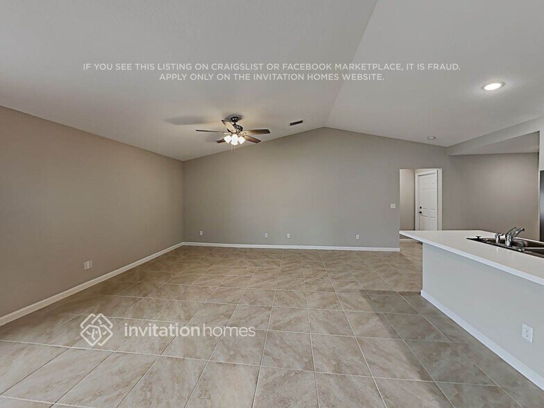 Building Photo - 453 SW Leona Dr