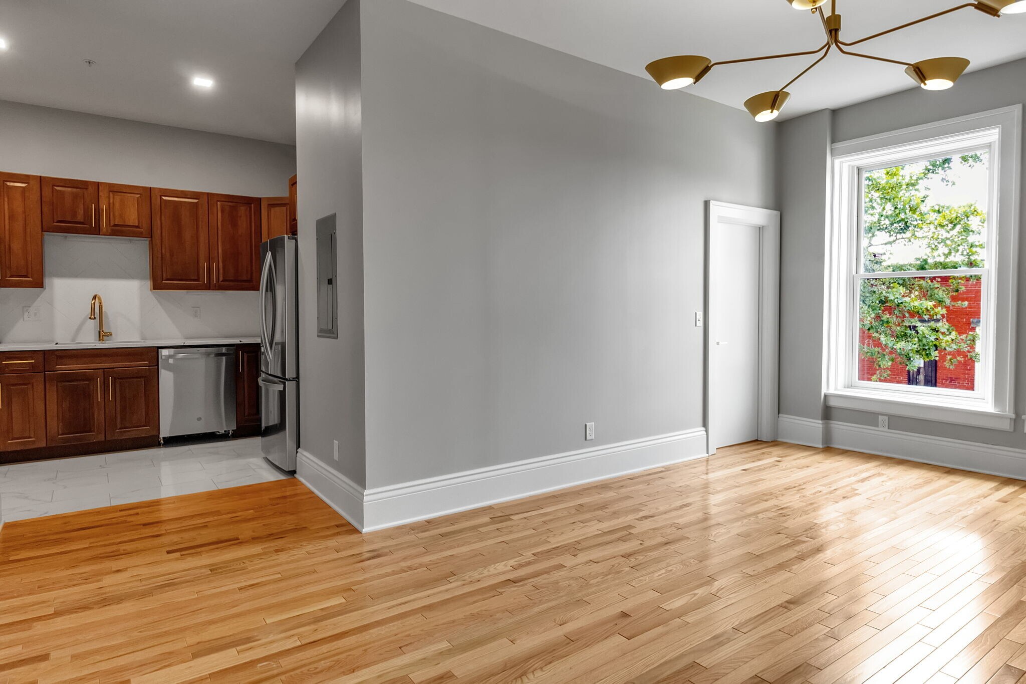 Building Photo - 670 Main St