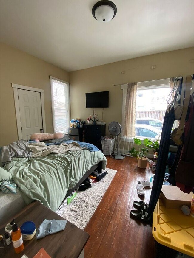 Building Photo - $2,400 | 3 Bedroom, 1 Bathroom Bottom Leve...