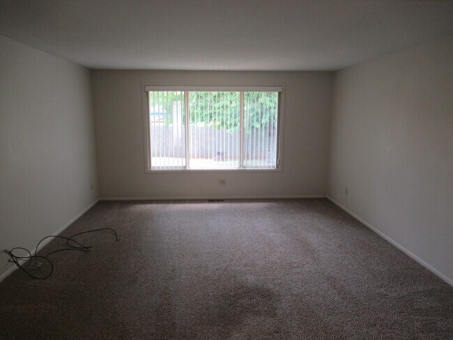Building Photo - Great Three Bedroom Close South Salem