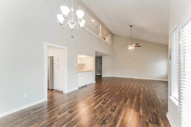 Building Photo - 15614 4 Season Dr