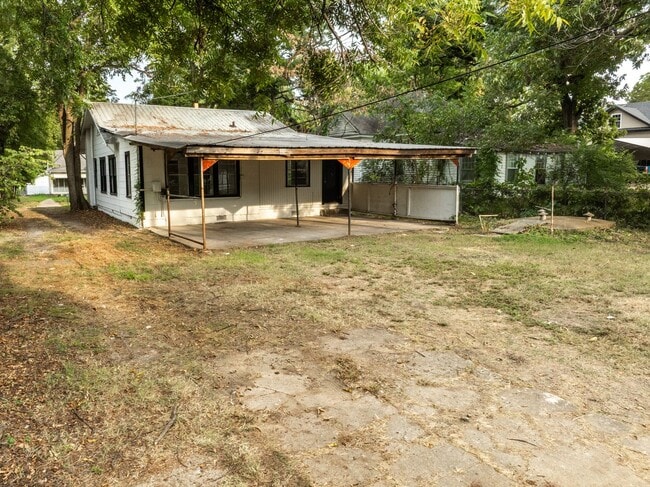 Building Photo - Freshly Updated 3 Bedroom House