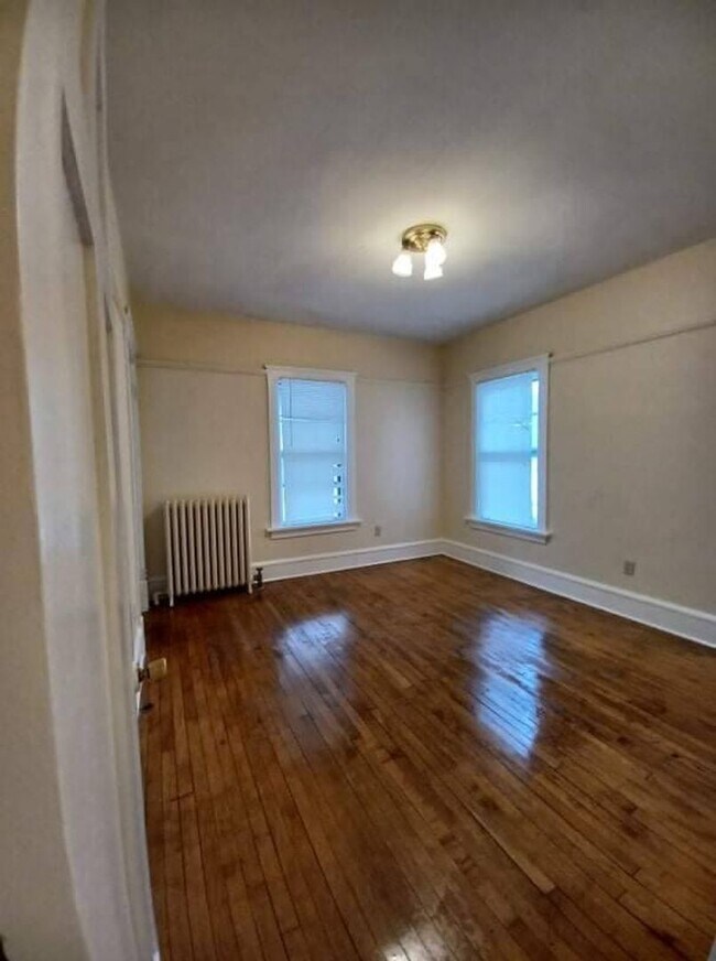 Building Photo - Large Historic 3 Bed House,