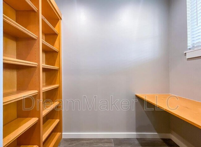 Building Photo - 917 Apple Blossom Way
