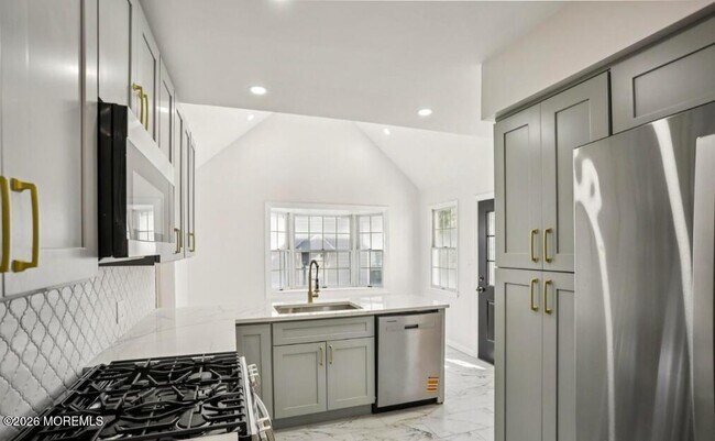 Building Photo - 99 Ravine Dr
