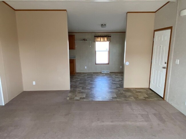 Building Photo - 3 bd 2ba DW Available Today!