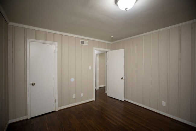 Building Photo - ** 3 bed 1.5 bath located in Mcgehee-Allen...