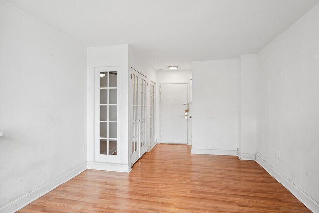 Building Photo - Charming & Bright Studio at River Place North