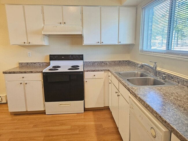 Building Photo - Southeast Reno Townhome - Close to Everyth...