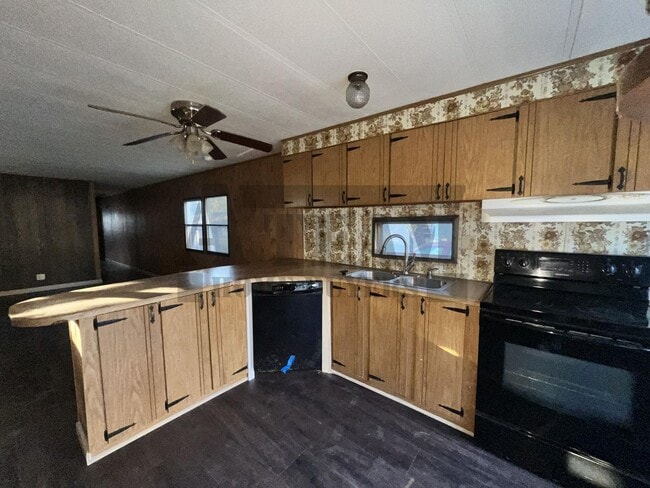 Building Photo - Spacious 2-bedroom, 1-bathroom home!