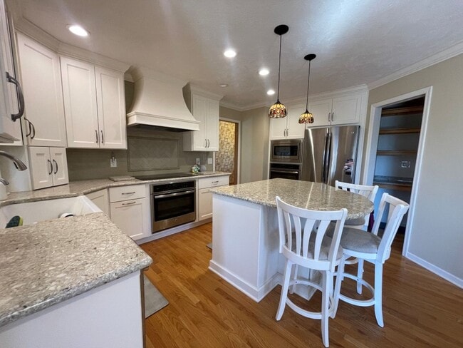 Building Photo - Home For Rent Bellevue.