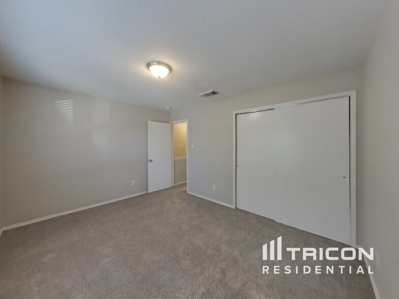 Building Photo - 7814 Cortland Oak