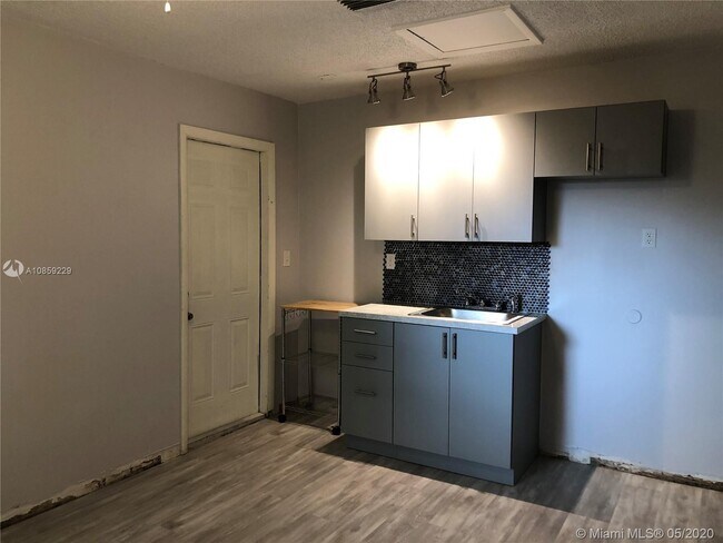 Building Photo - 2620 SW 32nd Ave