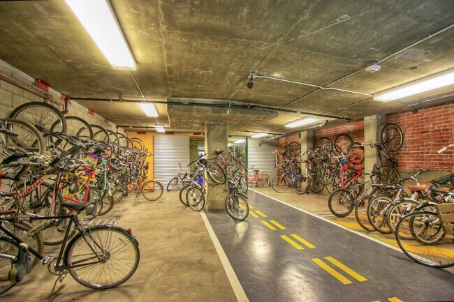 Building Photo - Plant 51 unit in the heart of downtown