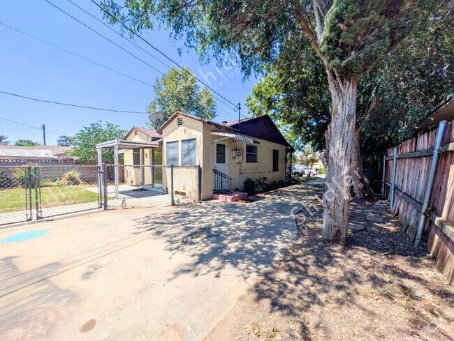 Building Photo - 2 Bedroom 1 Bath and 2 Massive Yard in North San Bernardino