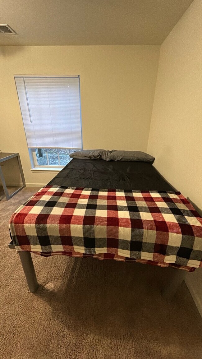 Building Photo - 1051 Southern Dr