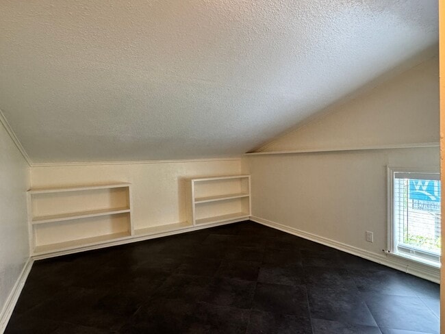 Building Photo - 1206 S Fleishel Ave