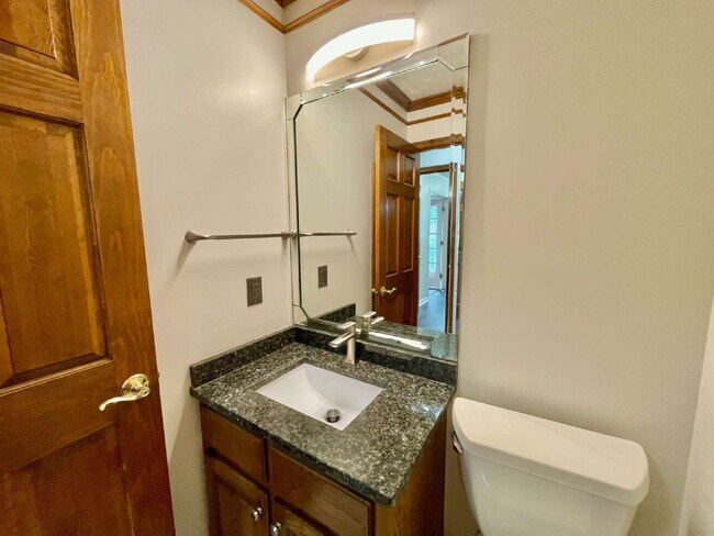 Building Photo - Spacious 6-Bedroom Gem In Fayetteville!