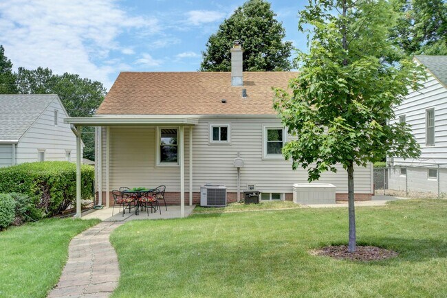 Building Photo - 2 Bedroom in Aksarben