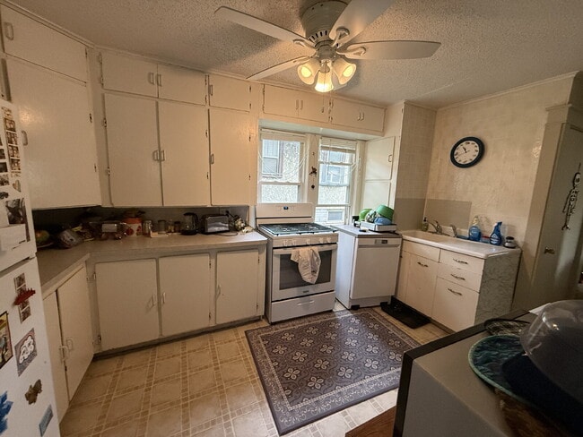 Building Photo - Spacious 2 bedroom, 1 bath home in highly ...