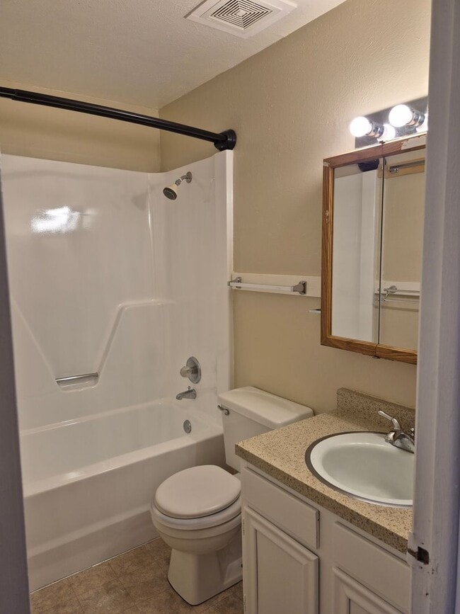 Building Photo - Spacious 2 Bedroom Condo-SPECIAL PRICING.