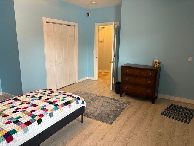 Building Photo - Centrally located 1 bedroom unit, flexible rental terms, partially furnished