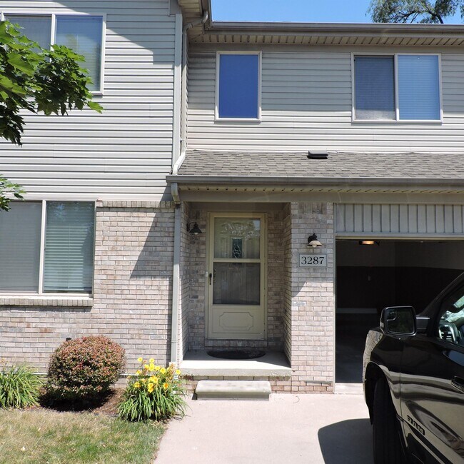Primary Photo - 3287 E 11 Mile Rd