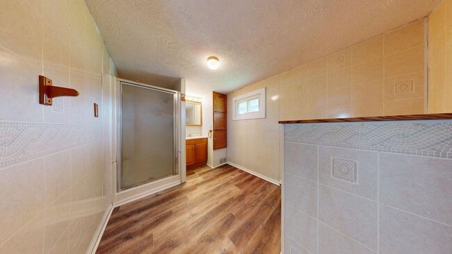 Building Photo - Large farmhouse with garage in Mapleton Schools