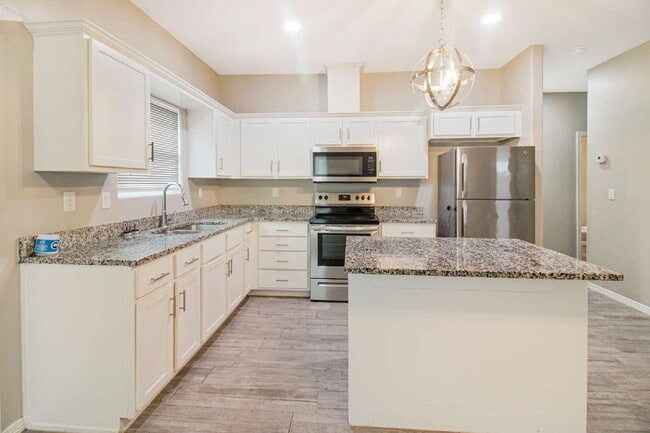 Building Photo - Beautiful great size apartment in gated community