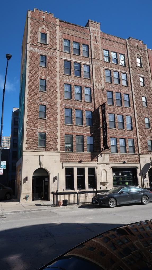 Building Photo - 846 W Montrose Ave