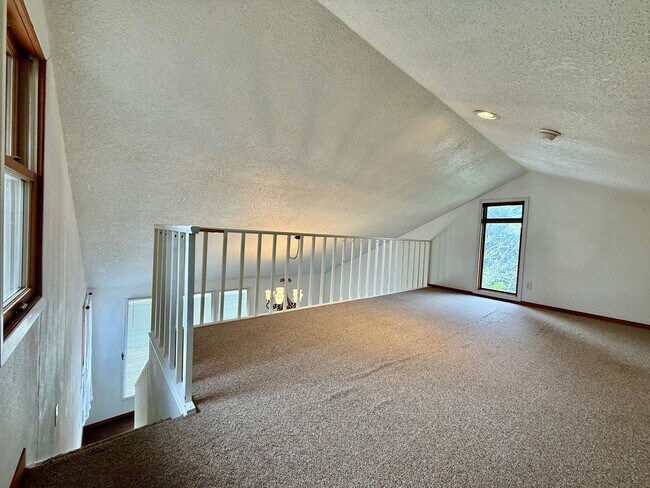 Building Photo - SCHEDULE A SHOWING TODAY TO VIEW THIS CHARMING APRATMENT IN PRINEVILLE!!