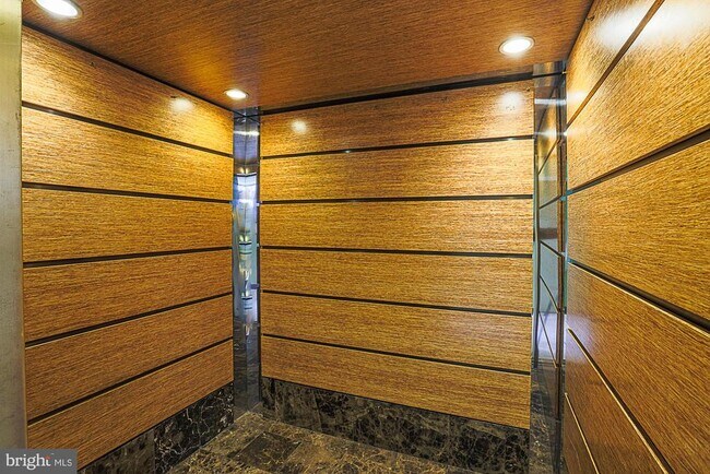 Building Photo - 675 S President St