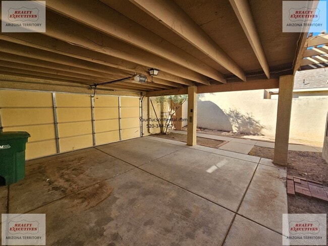 Building Photo - Los Reales & Cardinal area 2/2 with A/C & covered parking